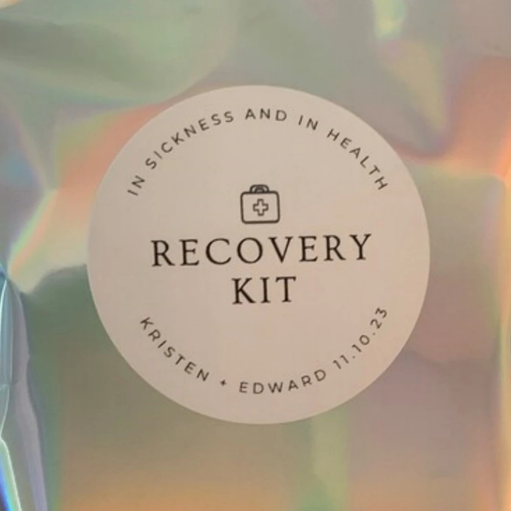 맞춤형 결혼식 주말 복구 키트 라벨, 라운드 화이트 매트 스티커, 웨딩 호텔 응급 처치 숙취 키트 스티커