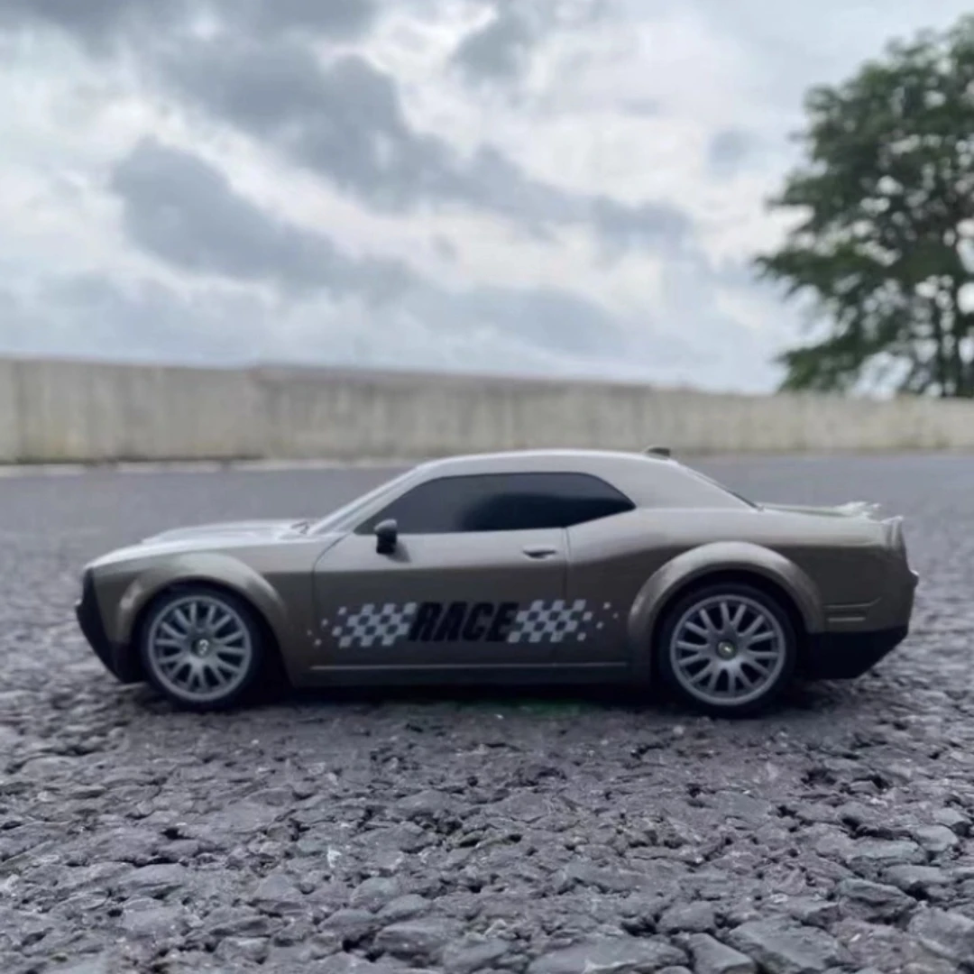 รถบังคับวิทยุ RC ขนาด 1/24 ระดับมืออาชีพ สำหรับดริฟท์แข่งความเร็วสูง ขับเคลื่อน 4 ล้อ แบบจำลองเสมือนจริง พร้อมเล่น (RTR) ของเล่นไฟฟ้า ของขวัญสำหรับผู้ใหญ่และเด็ก มีสินค้าพร้อมส่ง