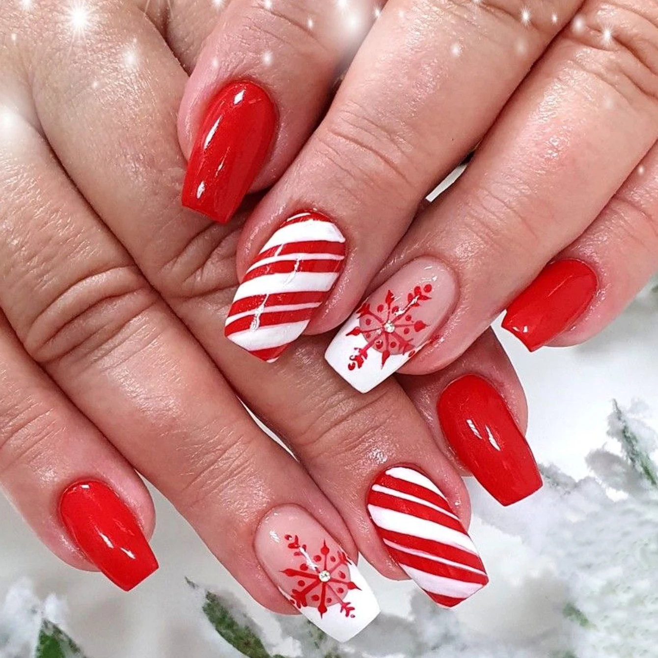 24 قطعة مسمار عيد الميلاد متوسطة الحجم الصحافة مسمار مربع أحمر لامع أظافر وهمية مع تصميم مخطط التغطية الكاملة ندفة الثلج مسمار وهمية