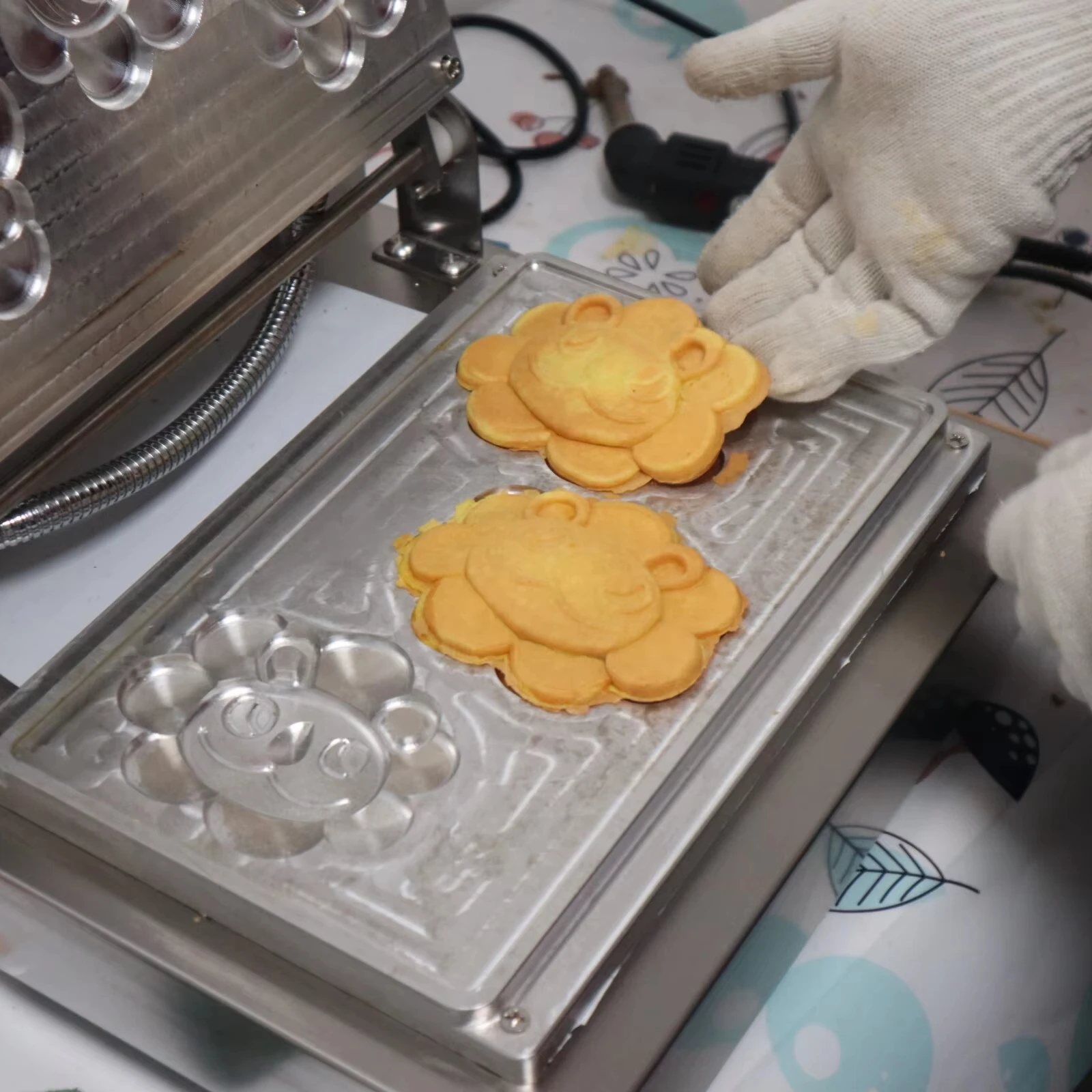 

Custom Sunflower Shaped Nonstick Waffle Maker High Productivity Electric Home Machine for Breakfast Afternoon Treats Cakes