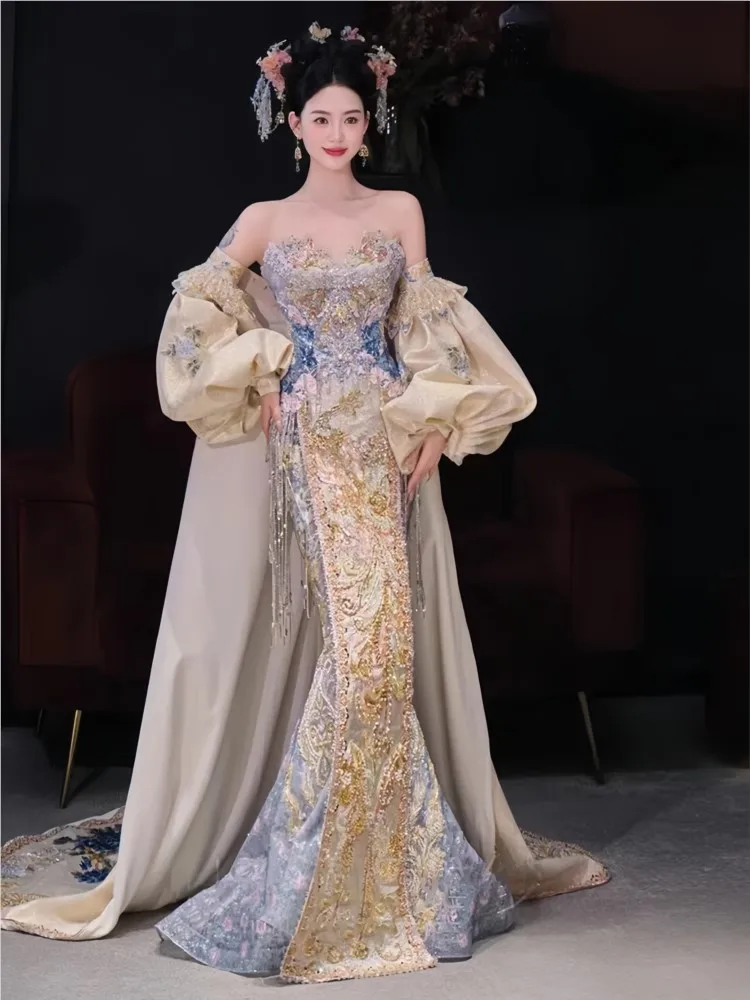 

The new Chinese-style wedding dress for brides including fishtail drag and toasting