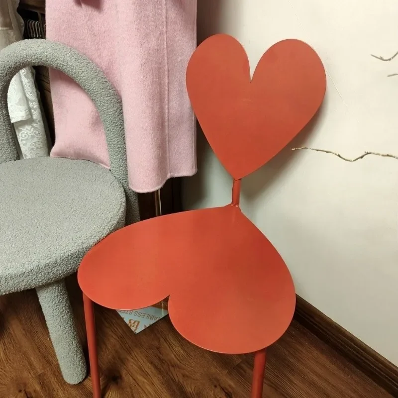 

Сиденье стула Love красного дизайна, очень простой металлический современный художественный поза, красный табурет для моделирования