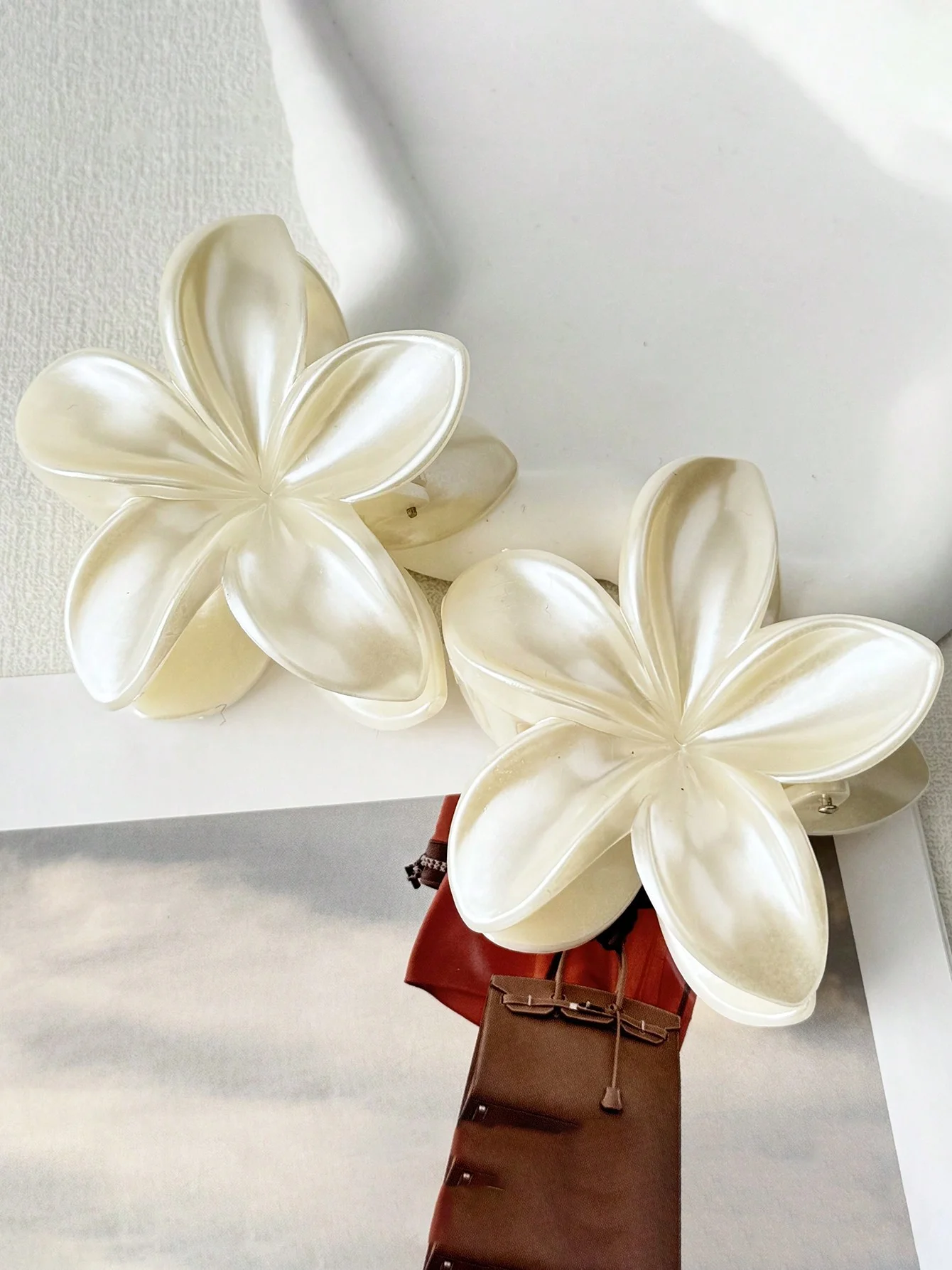 2Pcs white light sensitive flower clip, shark clip at the back of the head, beach vacation style, simple hair accessory image 6