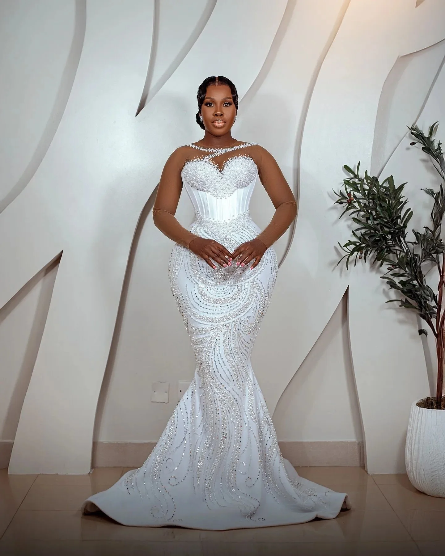 Suknia ślubna syrena na zamówienie dla panny młodej, suknie ślubne z prześwitującym dekoltem, odpinany tren, aplikacje, koraliki, koronka, perły, kryształy