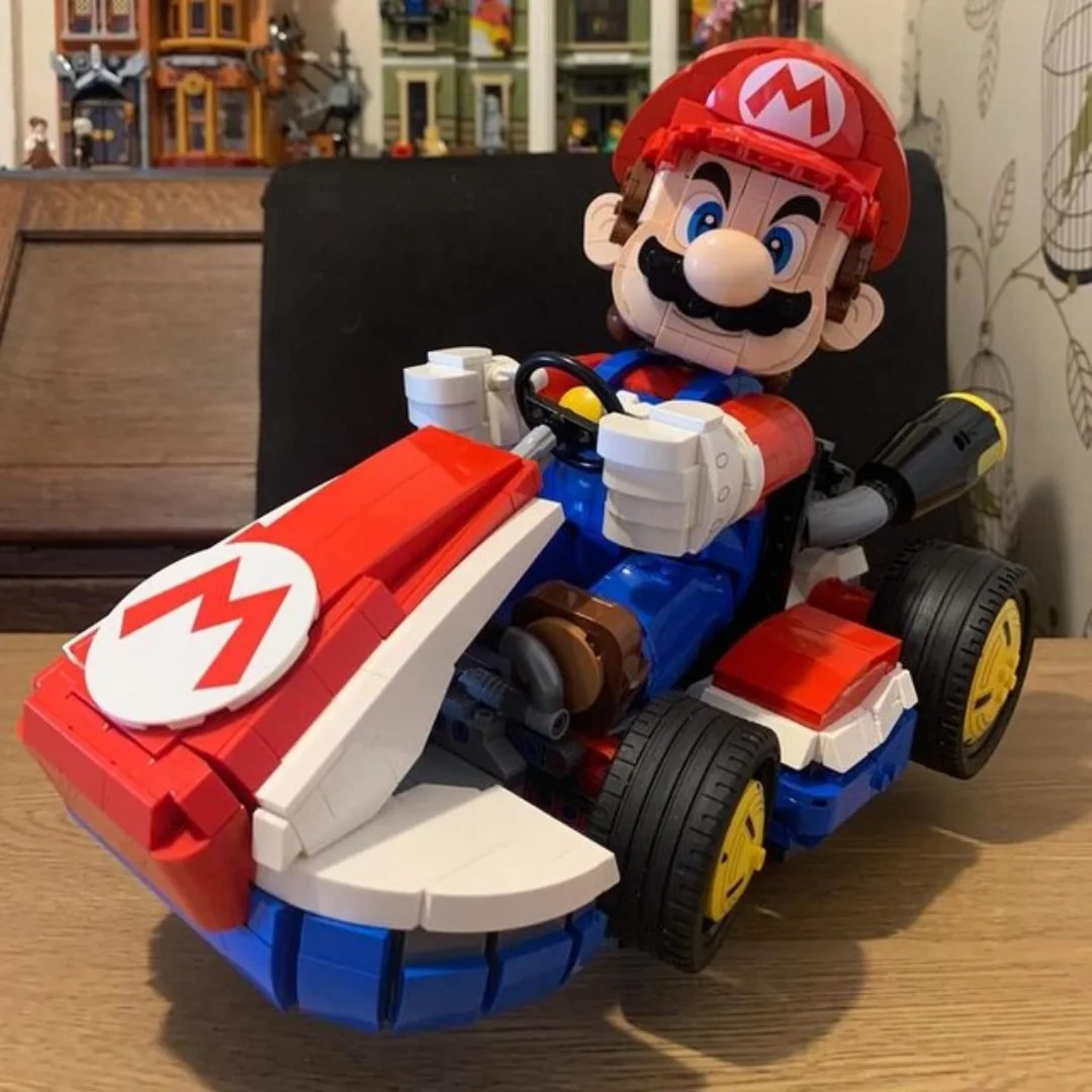 El más barato: Juego de bloques de construcción educativos de 1972 piezas, modelo de kart estándar de Mario, coche de carreras, juguete de cumpleaños para decoración familiar y regalos.