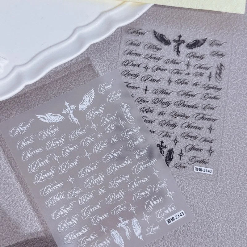 2 Stück schwarz-weiße Nagelaufkleber mit gotischen Buchstaben, Engelsflügel, gemischte Designs, Y2K-Nagelkunst-Aufkleber, selbstklebende DIY-Dekorationen