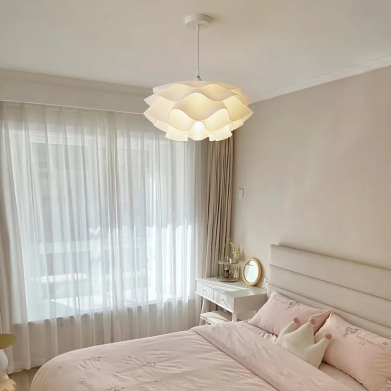 Modern minimalist creative flower pendant light, internet famous atmosphere, clothing store showcase, girl friendly restaurant,