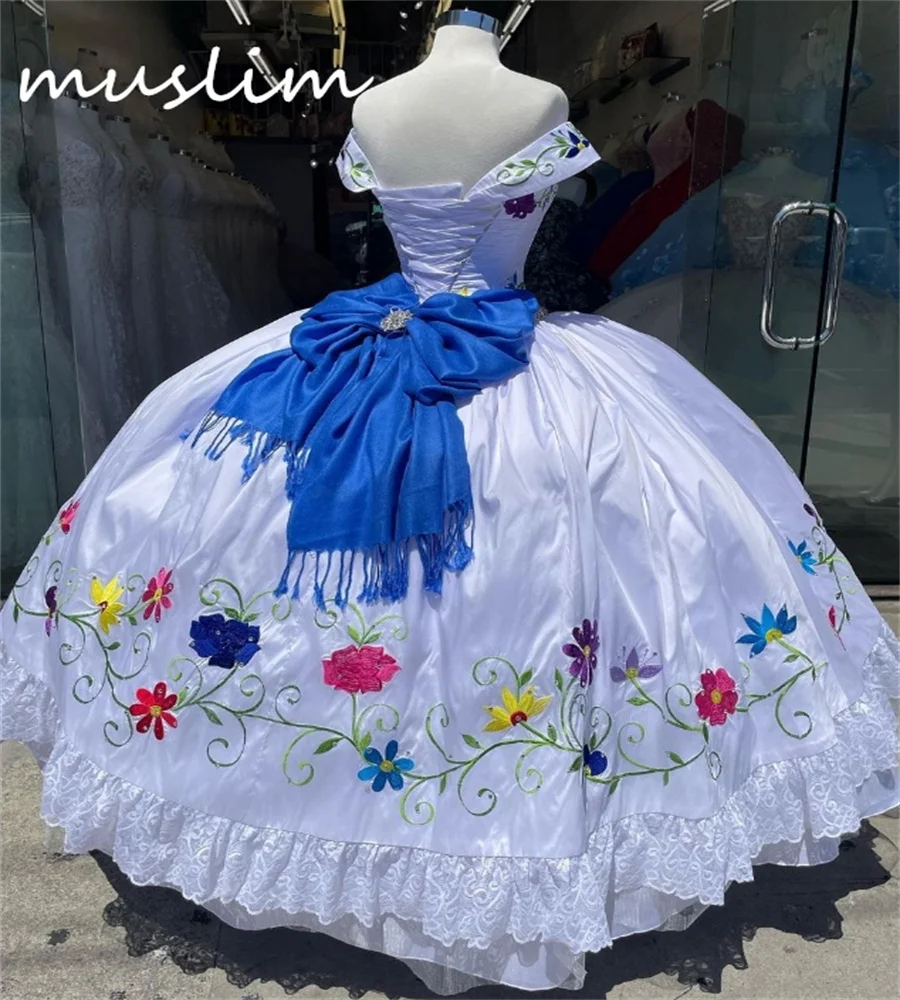 Вышитые мексиканские белые платья Quinceanera культура Charro Vestidos De невесты Мексика с синим бантом vestido para 15 quinceañera