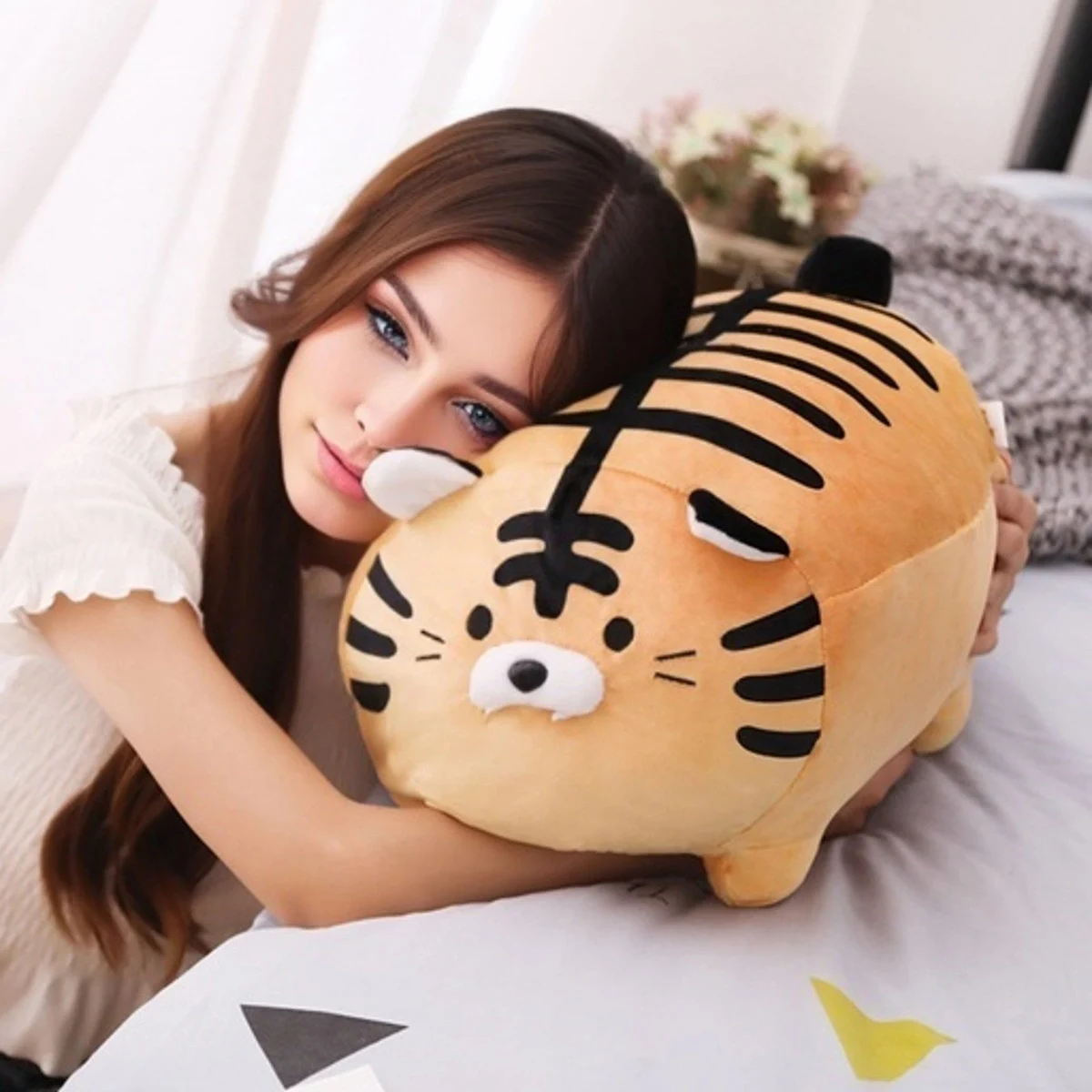 

Милая и приятная плюшевая игрушка-тигр в лежать, заполненная вниз для очень мягкости и комфорта, подушка для куклы-тигра A