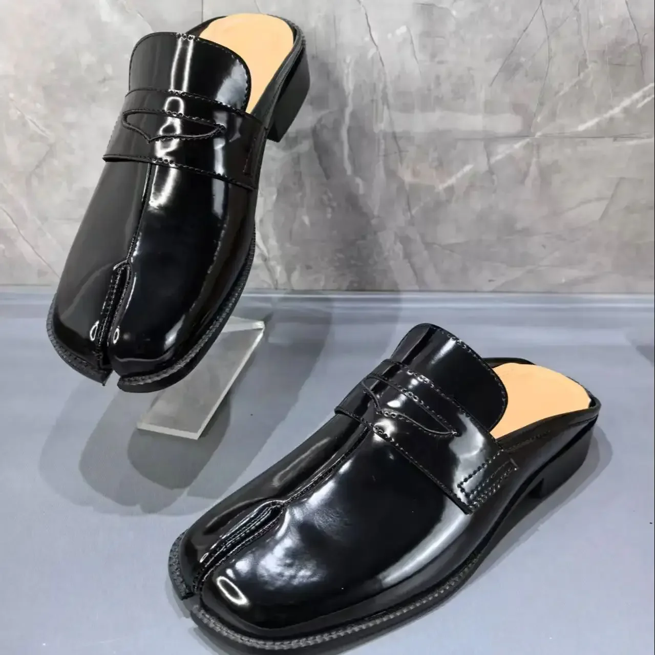 انقسام تو تابي شبشب رجالي الخياطة الأسود براءات الصنادل الجلدية الذكور Slingback الانزلاق على أحذية رجل منخفضة الكعب الصيف عادية 2025