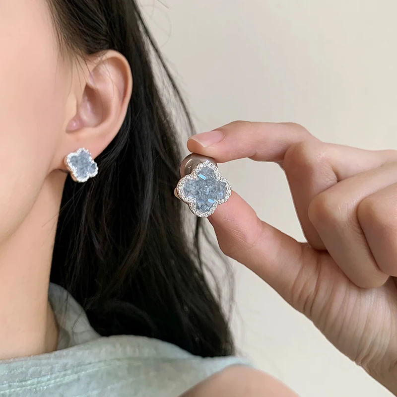 orecchini-raytimone-double-wear-con-diamante-blu-a-quadrifoglio-gioielli-floreali-di-lusso-versatili-accessori-moda