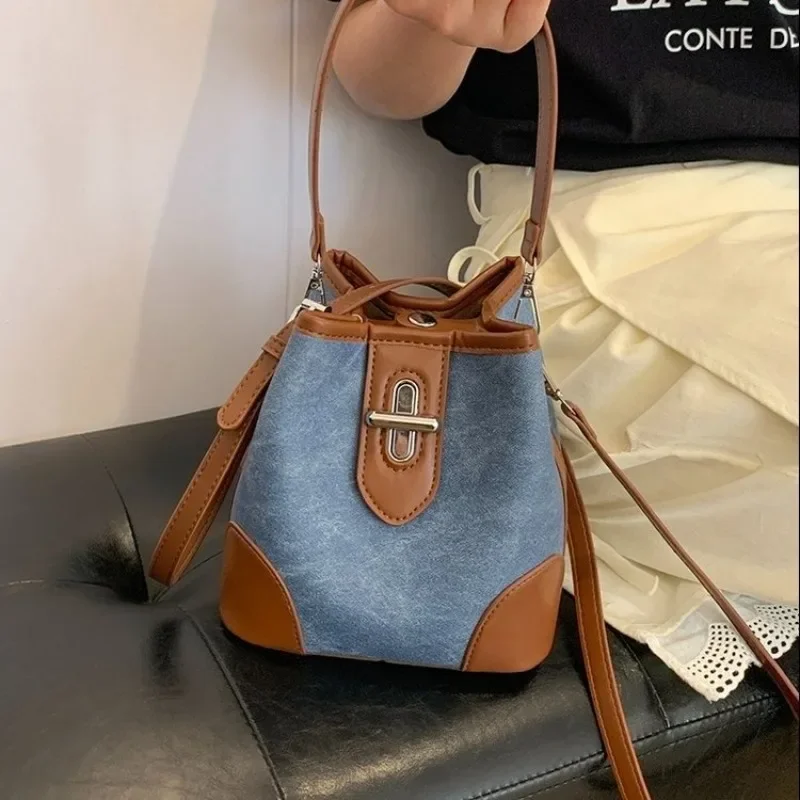 

Современная элегантная дизайнерская сумка для подгузников для женщин, роскошная вместительная сумка-тоут, стильная кожаная сумка через плечо, простой дизайн.