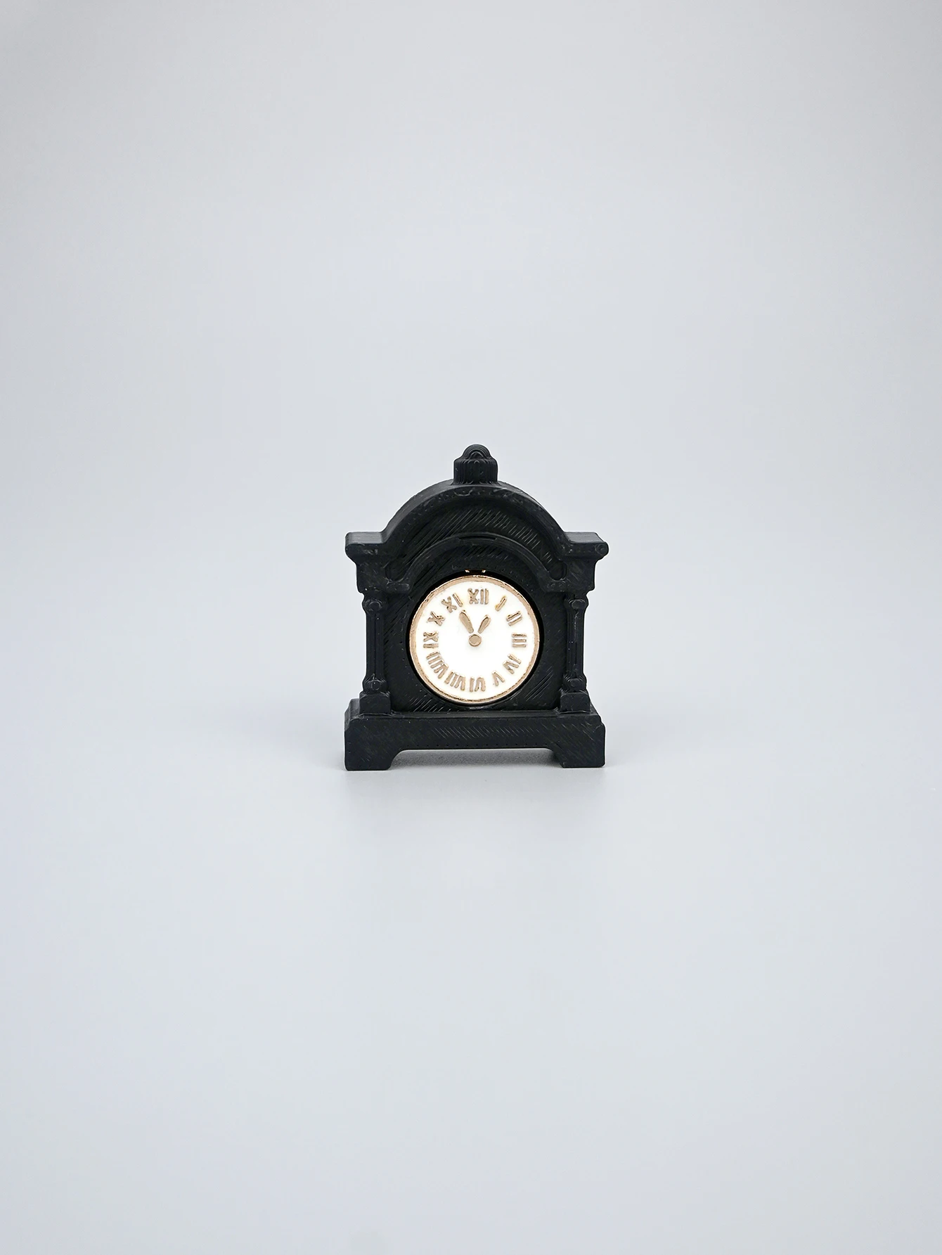 A Miniature Vintage Clock Ornament, Suitable for 1/6, 1/12 Dollhouse, Photography Props, Micro-Landscape Decorations, Miniatures Decoration, Small Gifts, Giveaways, Home Decor Figurines - view 5
