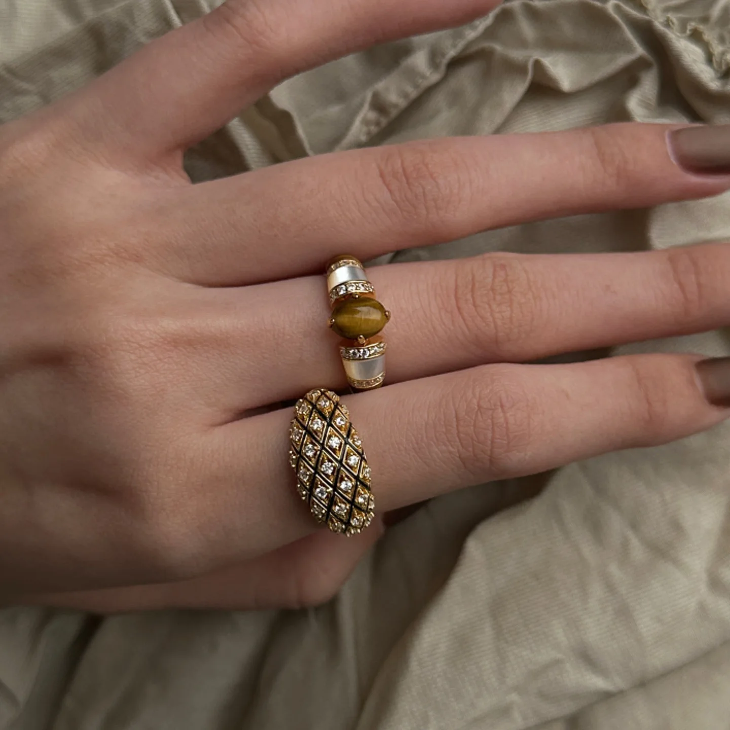 Light luxury Vintage Wide Edge Round Diamonds rings for women Stacked Style White Fritillaria Tiger Eye Stone Ring Jewelry Gift