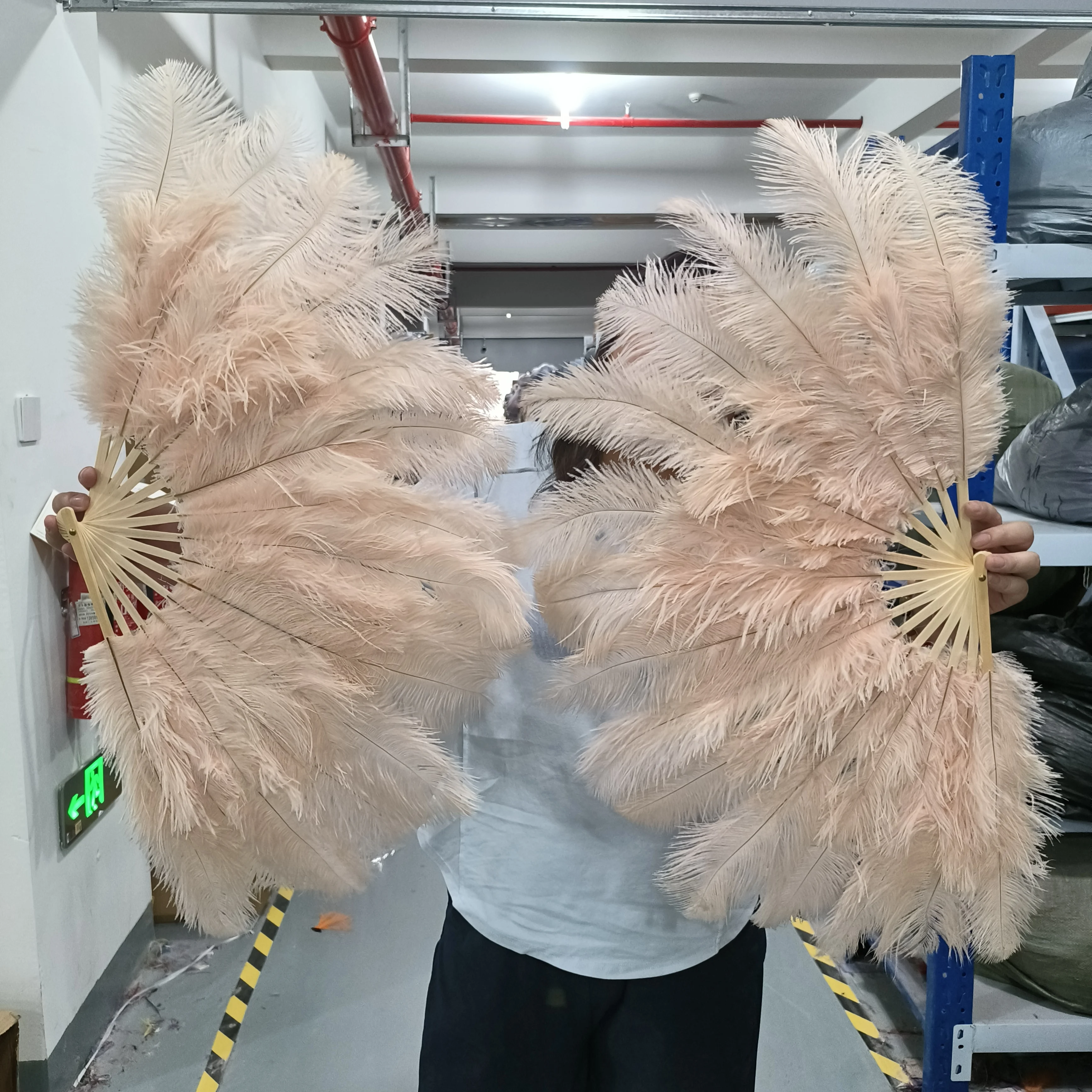 Elegant 70x40cm Ostrich Feather Fan 15 Bones Foldable Hand Held Fluffy Soft for Burlesque Wedding Stage Dance Costume Prop Gift