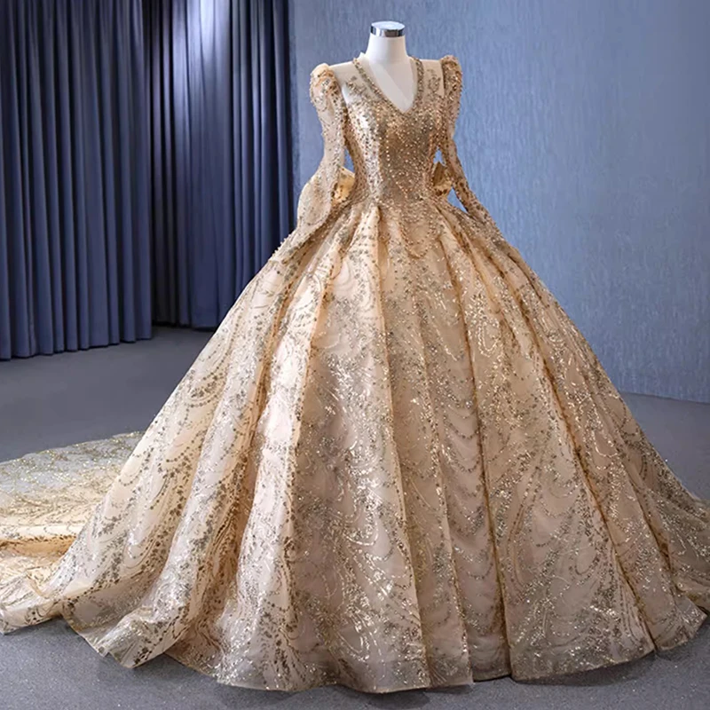 Luxe gouden kanten trouwjurk met lovertjes voor sprookjesbruiloften Bruidsjurk met lange mouwen en V-hals met vloeiende sleep op maat