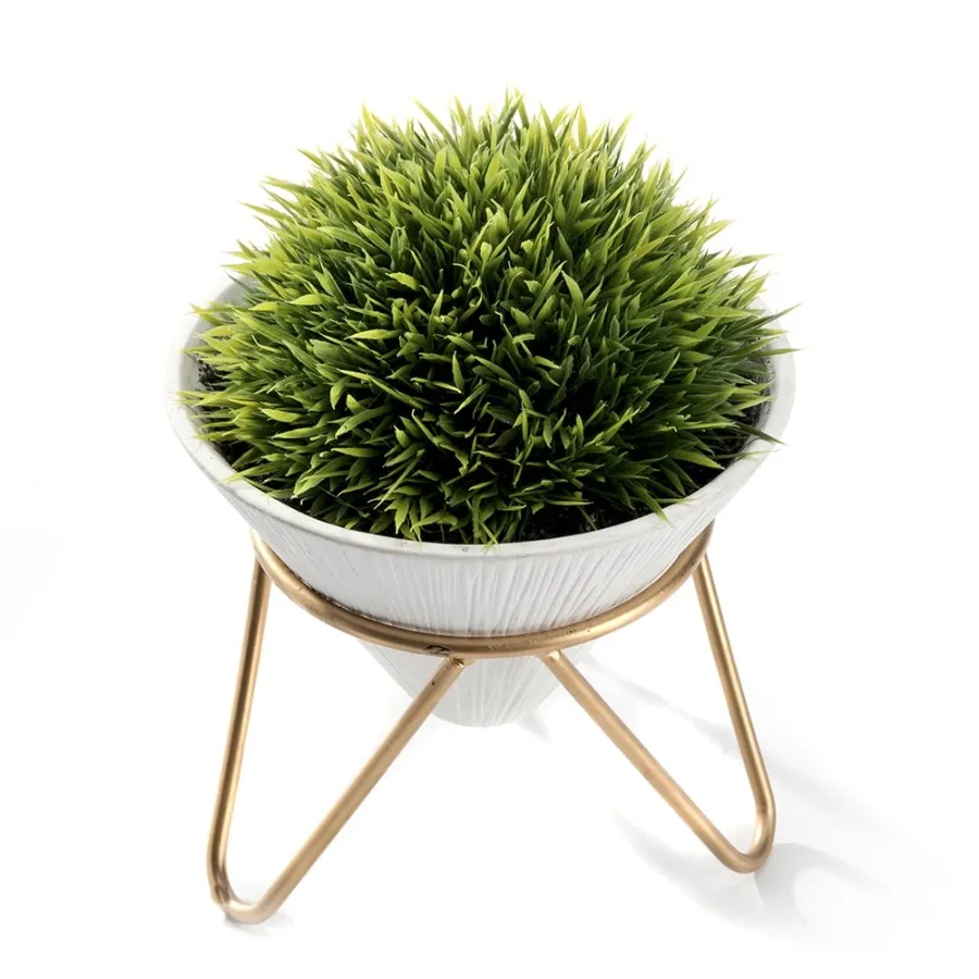 

Искусственное растение в современном дизайне, имитация зеленой травы, в коническом белом керамическом горшке с съемной оцинкованной латунной подставкой.