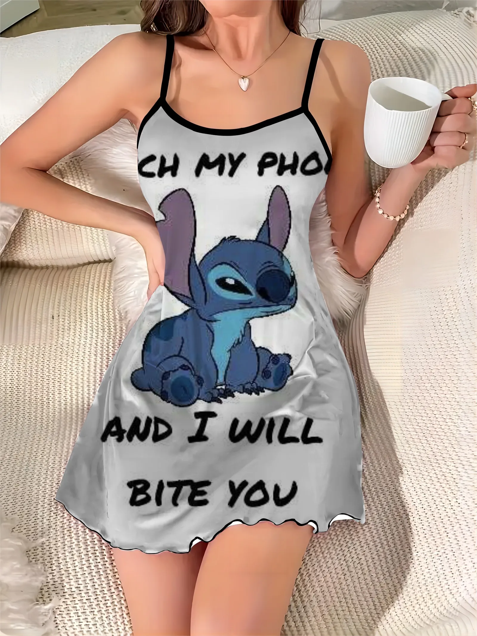 Slip Dress Stitch Sałata Trim Crew Neck Satin Surface Disney Eleganckie sukienki dla kobiet Moda Lato 2024 Szykowne mini seksowne wykończenia