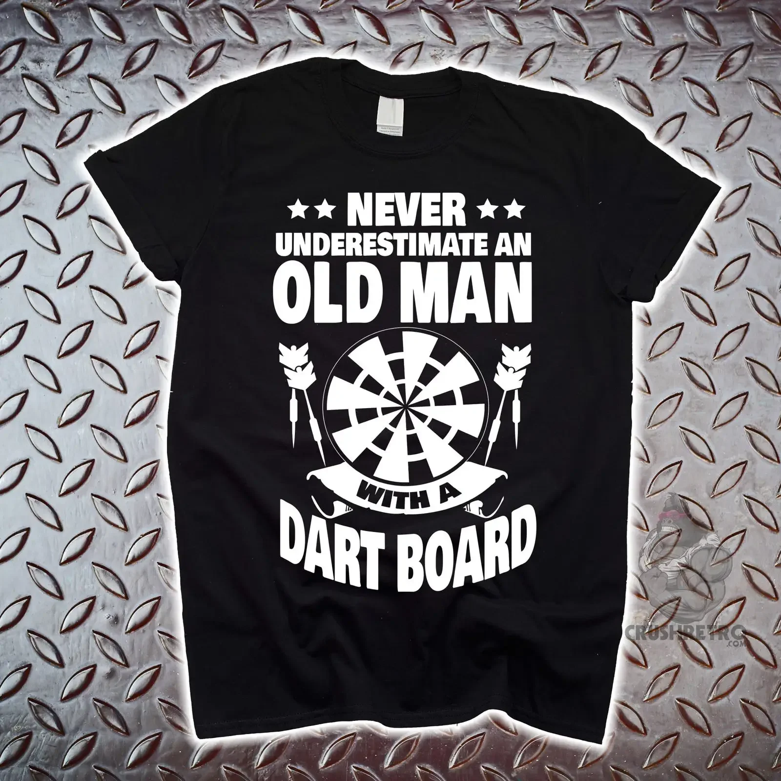 Never Underestimate An Old Man With A Dart Board T Shirt Funny Darts Lover for Dad Grandpa Father's Day Birthday Casual