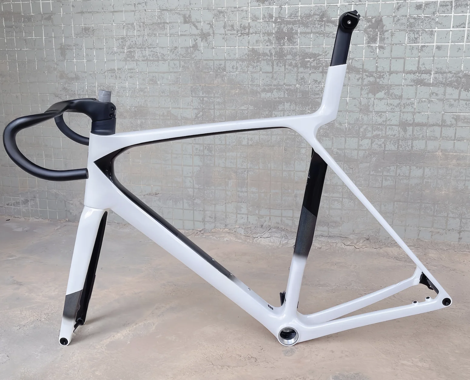 

Carbon Fiber Frame Road Racing SL GEN8 Bicycle Frame with Handlebars Disc Brakes Compatible with Di2 and Mechanical 12 Speed ​​