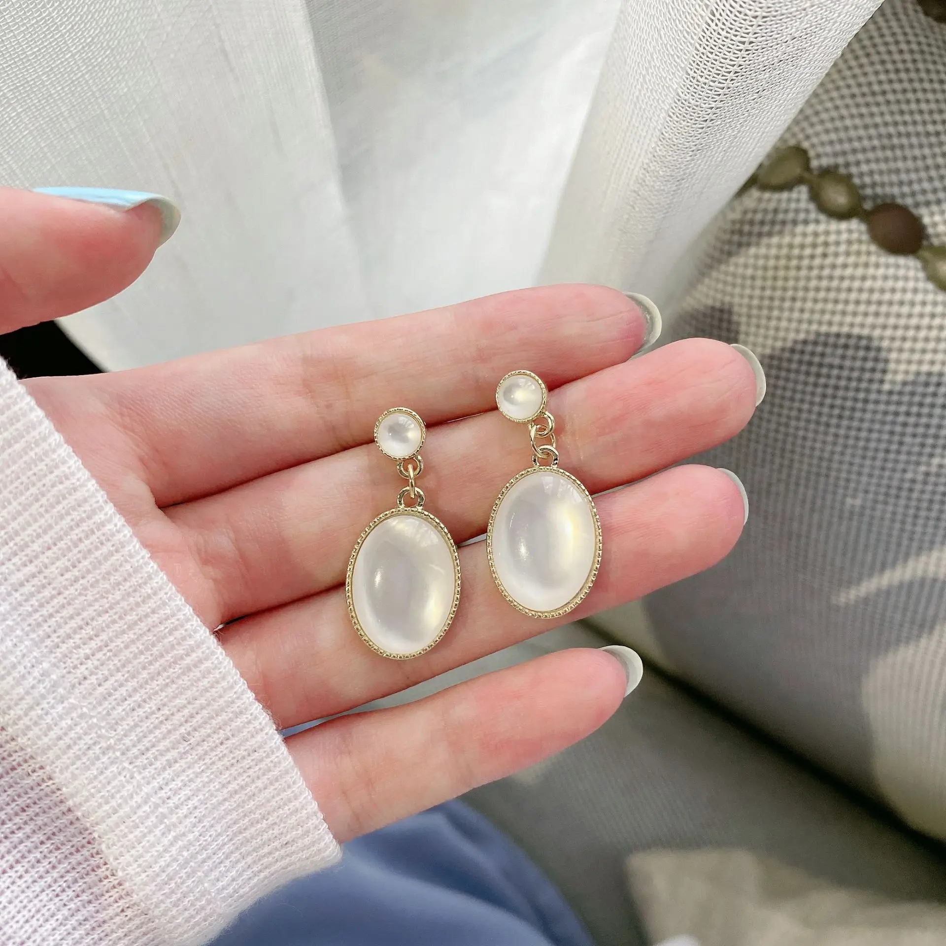 

Elegant Exquisite White Moonlight Cat Eye Stone Stud Earrings for Women Fashion Jewelry Luxury Wedding Party Ear Clip C223 Gifts