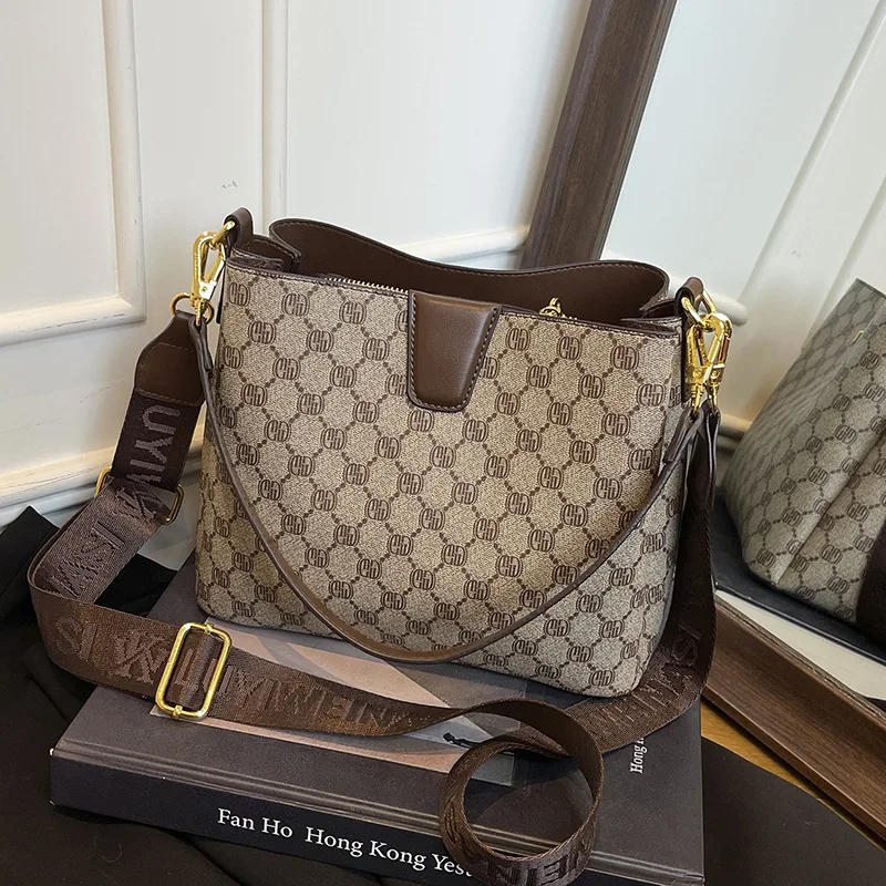 

2025 New Large-capacity Broadband Messenger Bag, High-end Light Luxury Fashion Women's Shoulder Bag, Commuter Bucket Bag