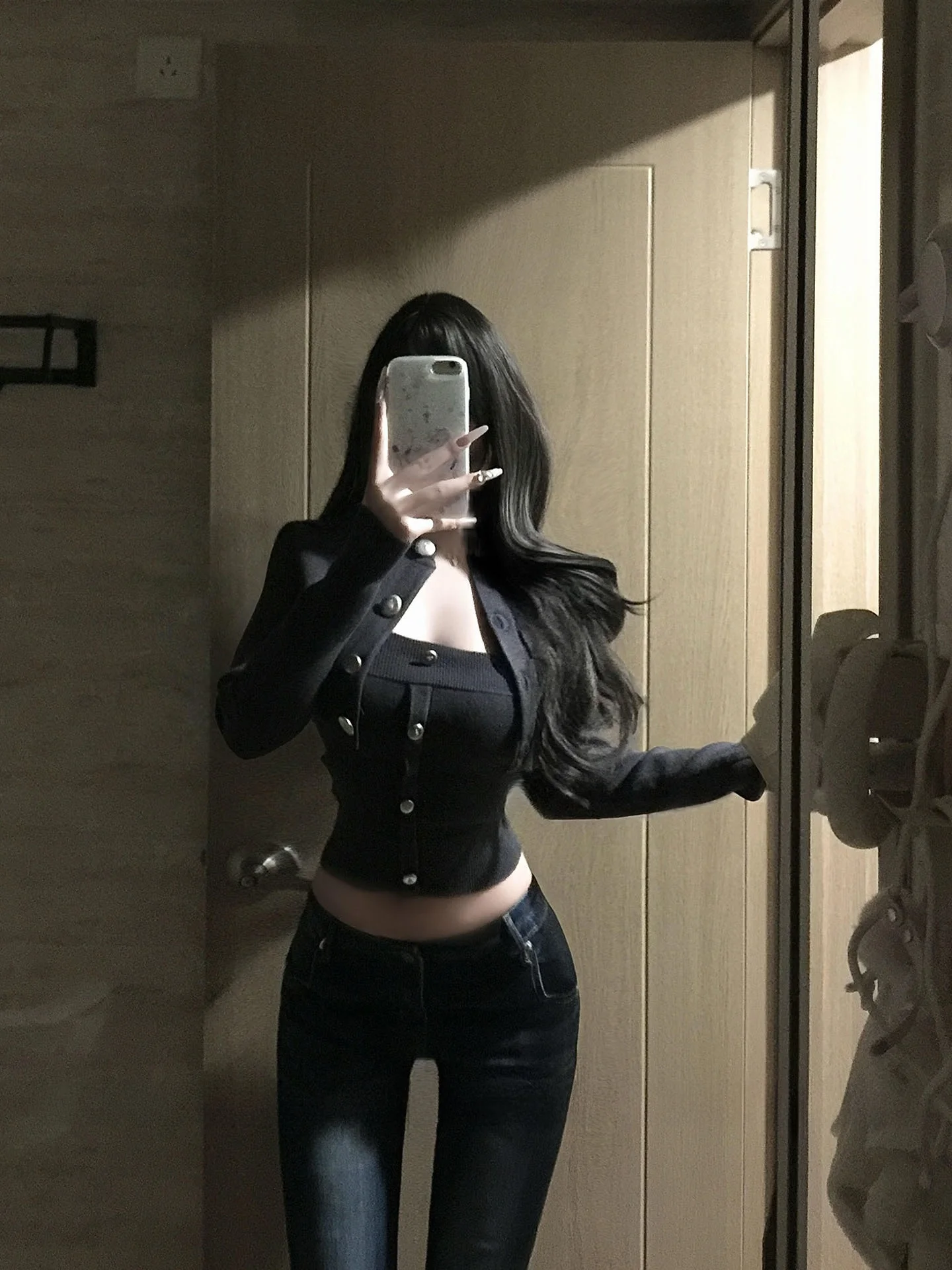 

Серый вязаный комплект-двойка: свитер и шорты с высокой талией, металлическим декором, для женщин, весенняя мода, премиум-класс