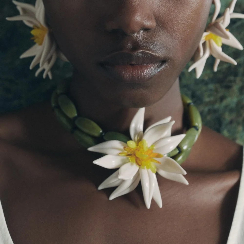 ZAA Große weiße Blumen-Halskette für Frauen, böhmisches Acrylharz, Lotus-Choker-Halsketten, übertriebener Blumen-Halsschmuck, Geschenke