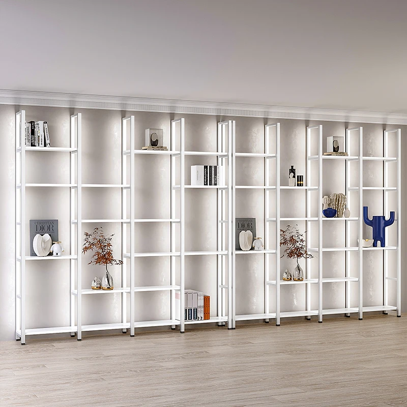 Vitrina sencilla con lámpara.