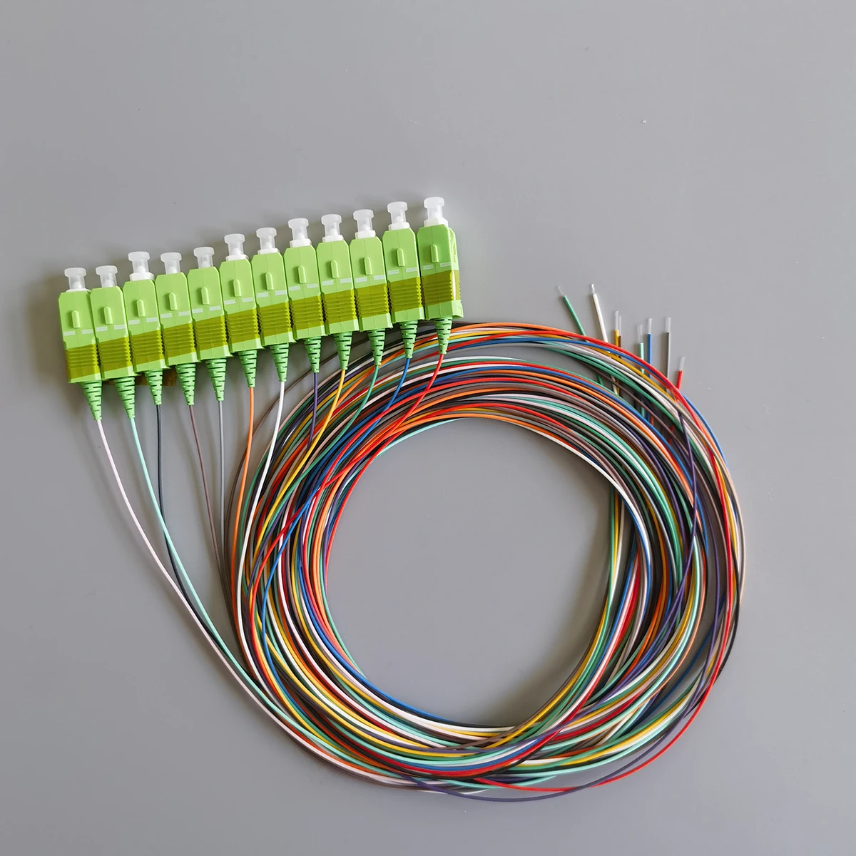 SC/APC الألياف البصرية ضفيرة 2 متر 0.9 مللي متر وضع واحد الألياف موصل ضفيرة 12 ألوان داخلي FTTH موصل سريع كابل