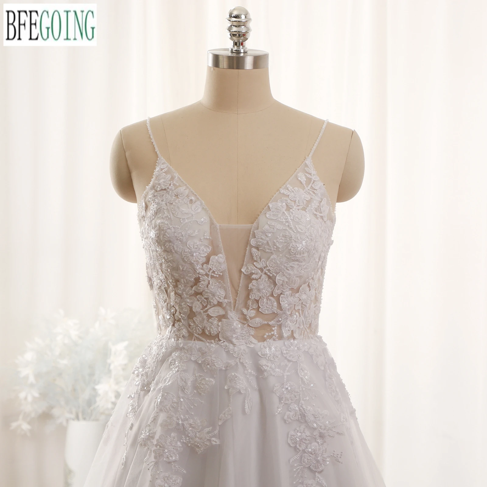 White Lace Wedding Gowns Chapel Train Custom Made A-Line Floor-Length Spaghetti Straps V-Neck Beading Bridal Dresses