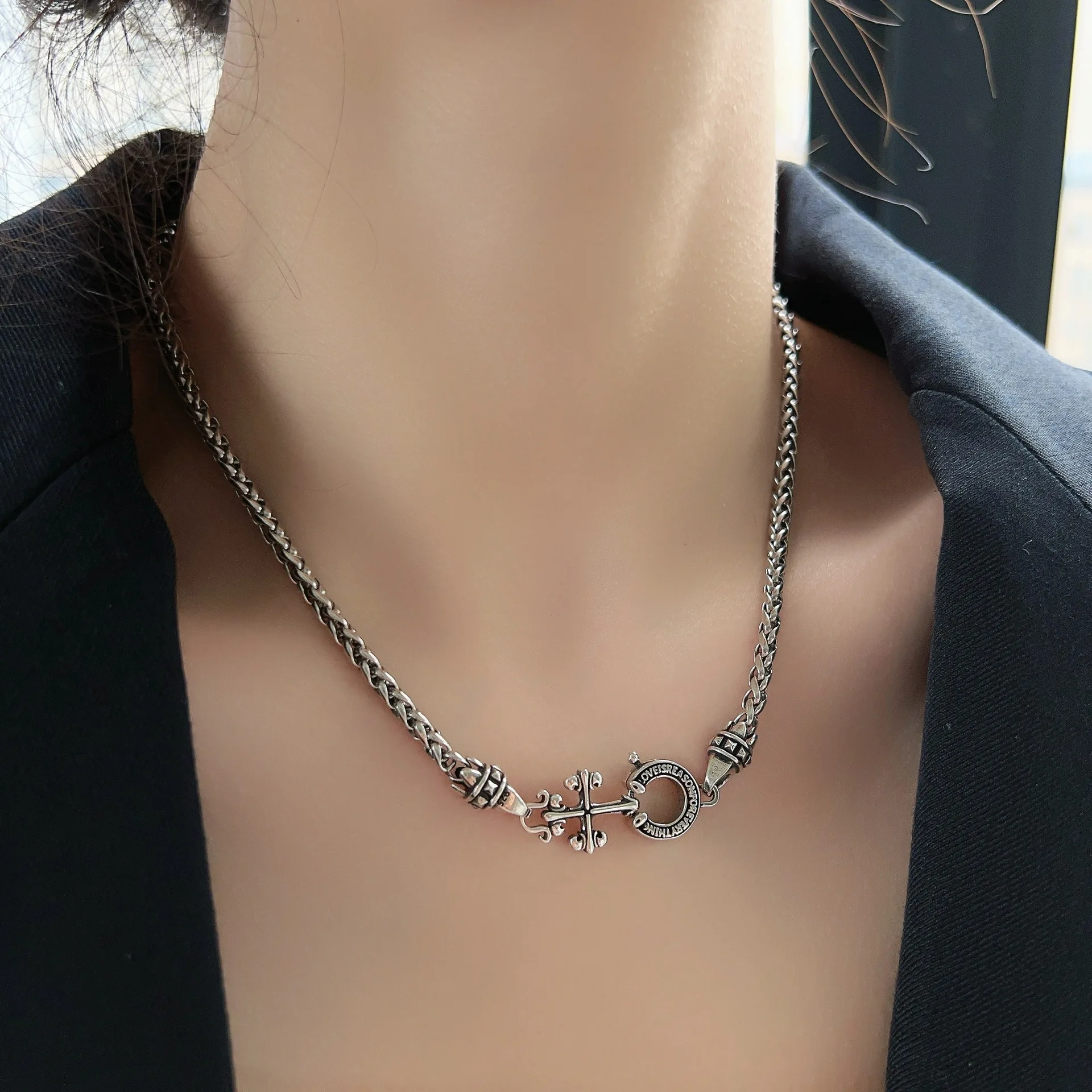 

Exquisite Retro Cross Flower Buckle Cuban Necklace Women's Light Luxury Niche Design Cross Collarbone Chain Cool Style