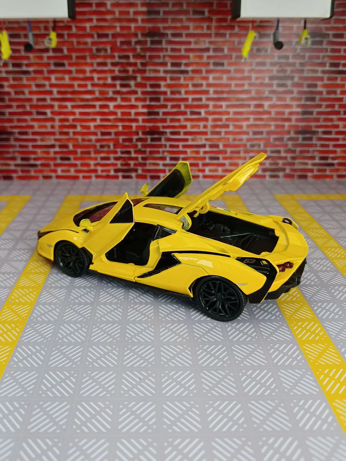 1:32 لامبورغيني سبيكة سوبر سيارة رياضية نموذج باب السيارة يمكن فتح سيارة لعبة للأطفال مع وظائف الصوت والإضاءة المحاكاة