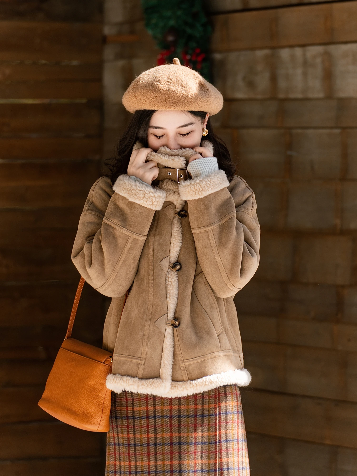 

Женская утепленная куртка Apipedr One Dr из искусственного меха с воротником-стойкой, с элементами из кожи и меха, с длинными рукавами.