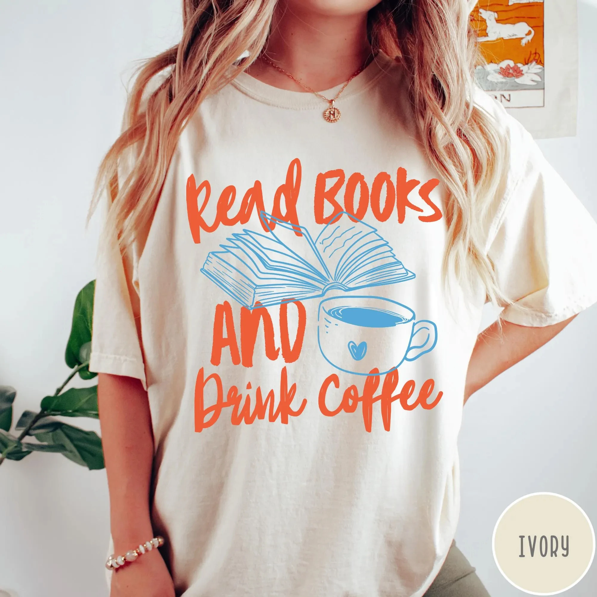 本を読むとコーヒーを飲むシャツ、ブックラバーシャツ、ブックワームシャツ、ブックイッシュTシャツ、ブックイッシュギフト、コーヒーシャツ 1
