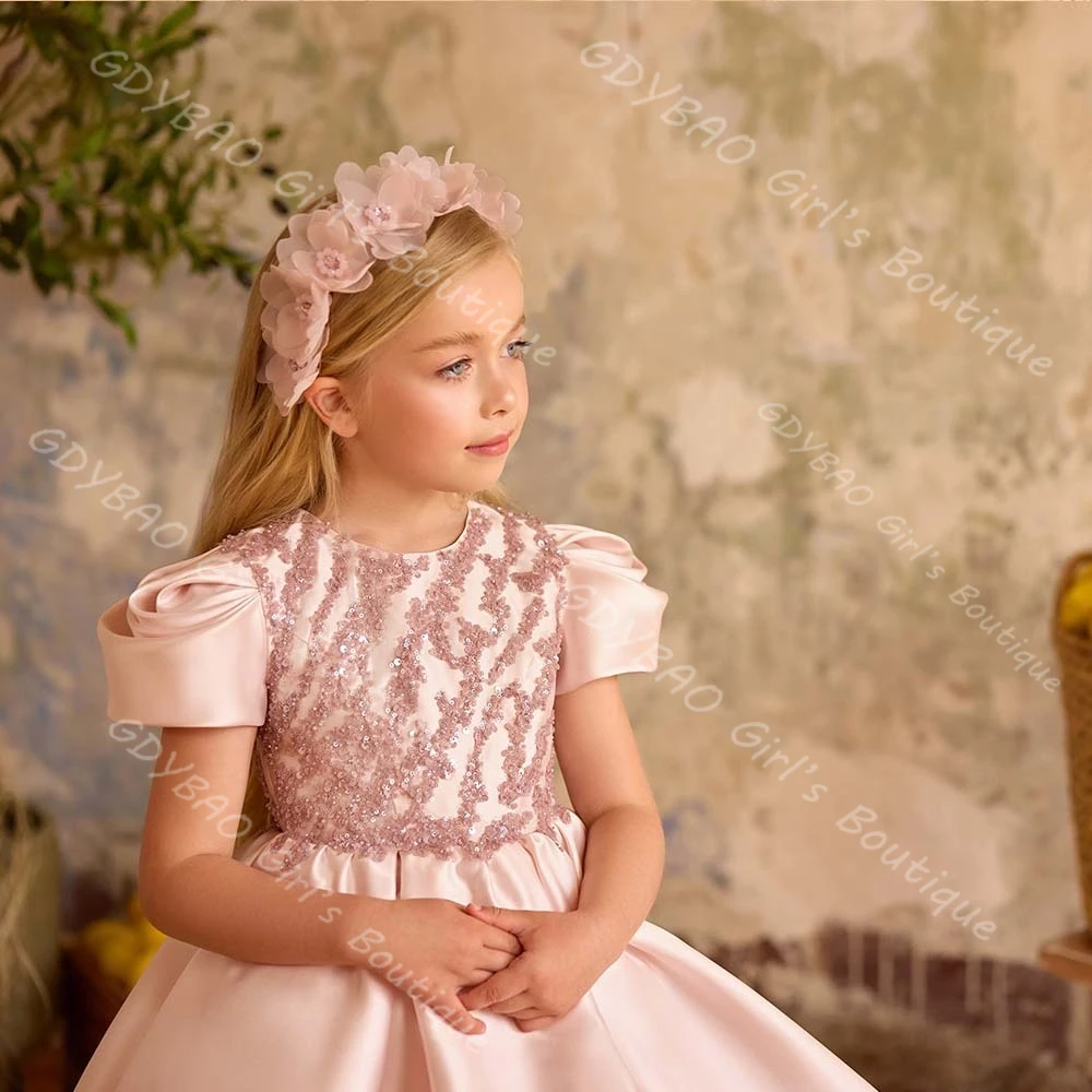 Roze bloemenmeisjesjurk voor bruiloft peuters hoog laag lovertjes satijnen prinses optochtjurk met trein op maat gemaakte feestbaljurk