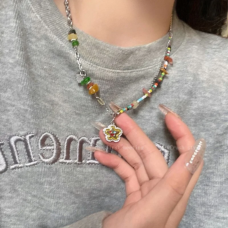 Smiling necklace for women with light luxury niche design Y2K millennial style collarbone chain sweet and cool girl style