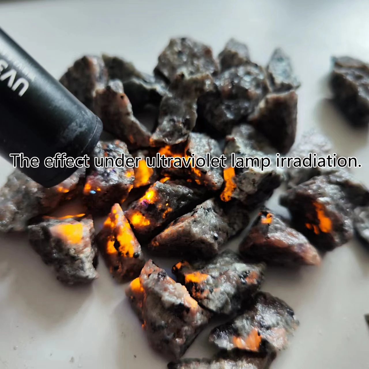 Natural Yooperlites Stone Witchcraft Supplies Flame Color Fire Stone Fluorescent UV Glowing Flamestone Home Decoration Stone