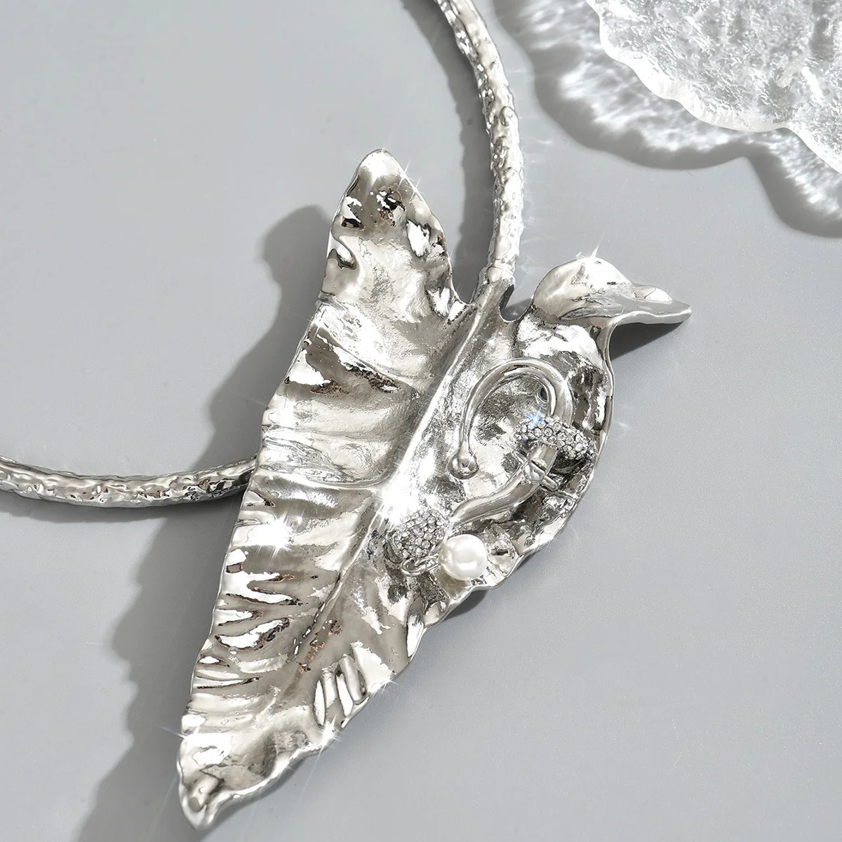 Banana Leaf Kragen Drehmomente Halsketten Legierung Punk Stil Weibliche Persönlichkeit Vielseitige High-end-Halskette Schmuck Geburtstag Party Geschenk – Detail 4