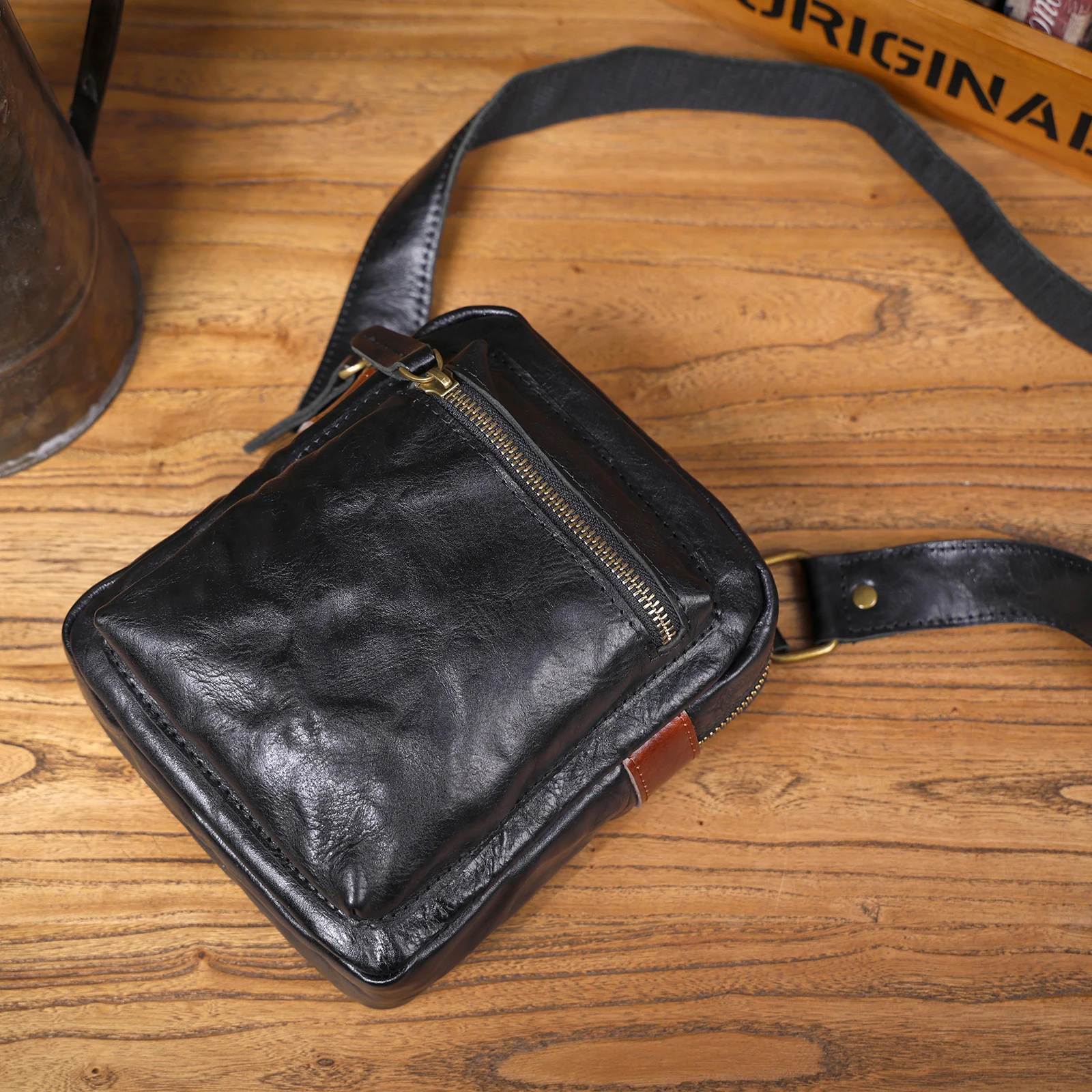 S.WORKER Vollnarbenleder-Umhängetasche für Herren, Vintage-Crossbody-Brusttasche aus pflanzlich gegerbtem Leder – Detail 11