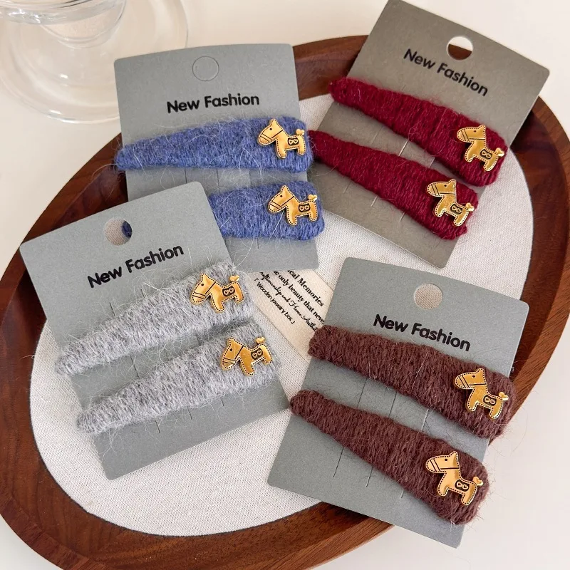 

1pc Gold Label Plush Pony Hair Clip 2026 New Premium Side Bangs Baby Hair Grips for Women Unique Cute BB Clip Hair Accessory