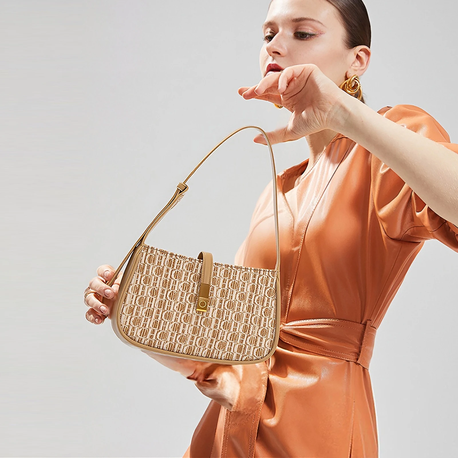 Tas Bahu Wanita Bergaya Motif Alfabet Desain Huruf Trendi Selempang Tali Dapat Disesuaikan Kantong Luas