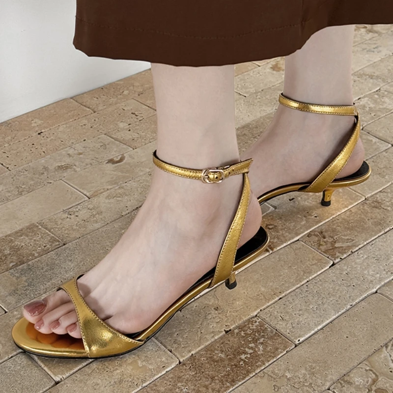 

2026 женские летние сандалии из натуральной кожи, вечерние свадебные туфли на низком каблуке с котенком, роскошные шлепанцы с ремешком на щиколотке золотого, серебряного цвета