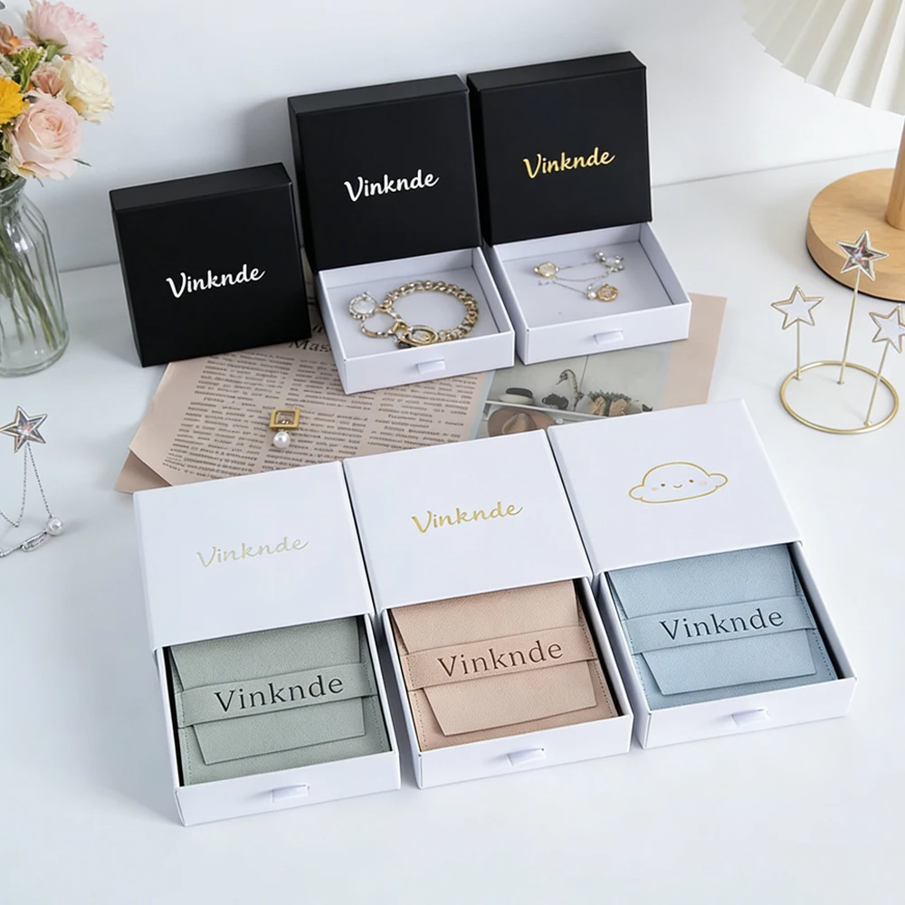 

Custom Logo High-End 9x9x2.5cm White Jewelry Gift Boxes with 8x8cm Microfiber Packaging Bag Necklace Earrings Brooch Drawer Box