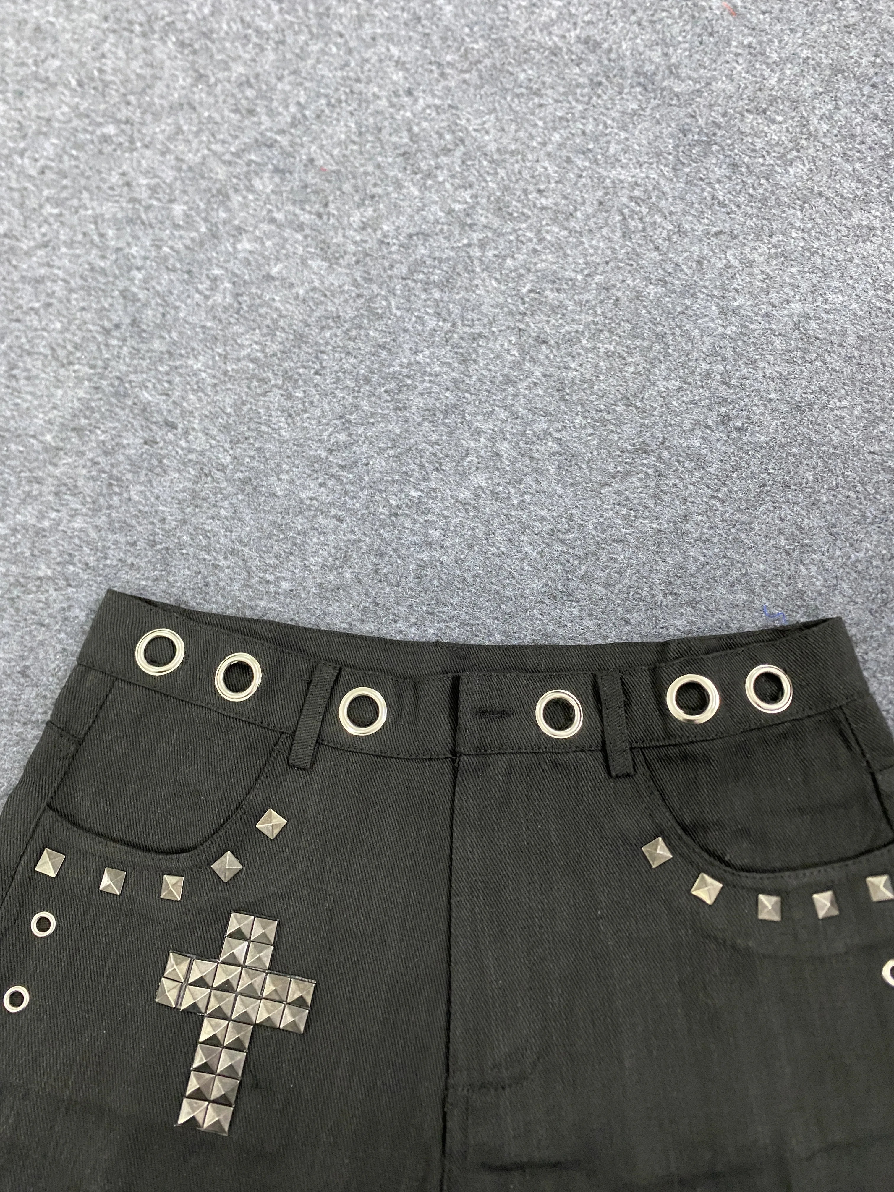 Novedad de verano, estilo coreano Y2K con sentido del diseño, moda versátil para el día a día, pantalones cortos ajustados con remaches negros para mujer