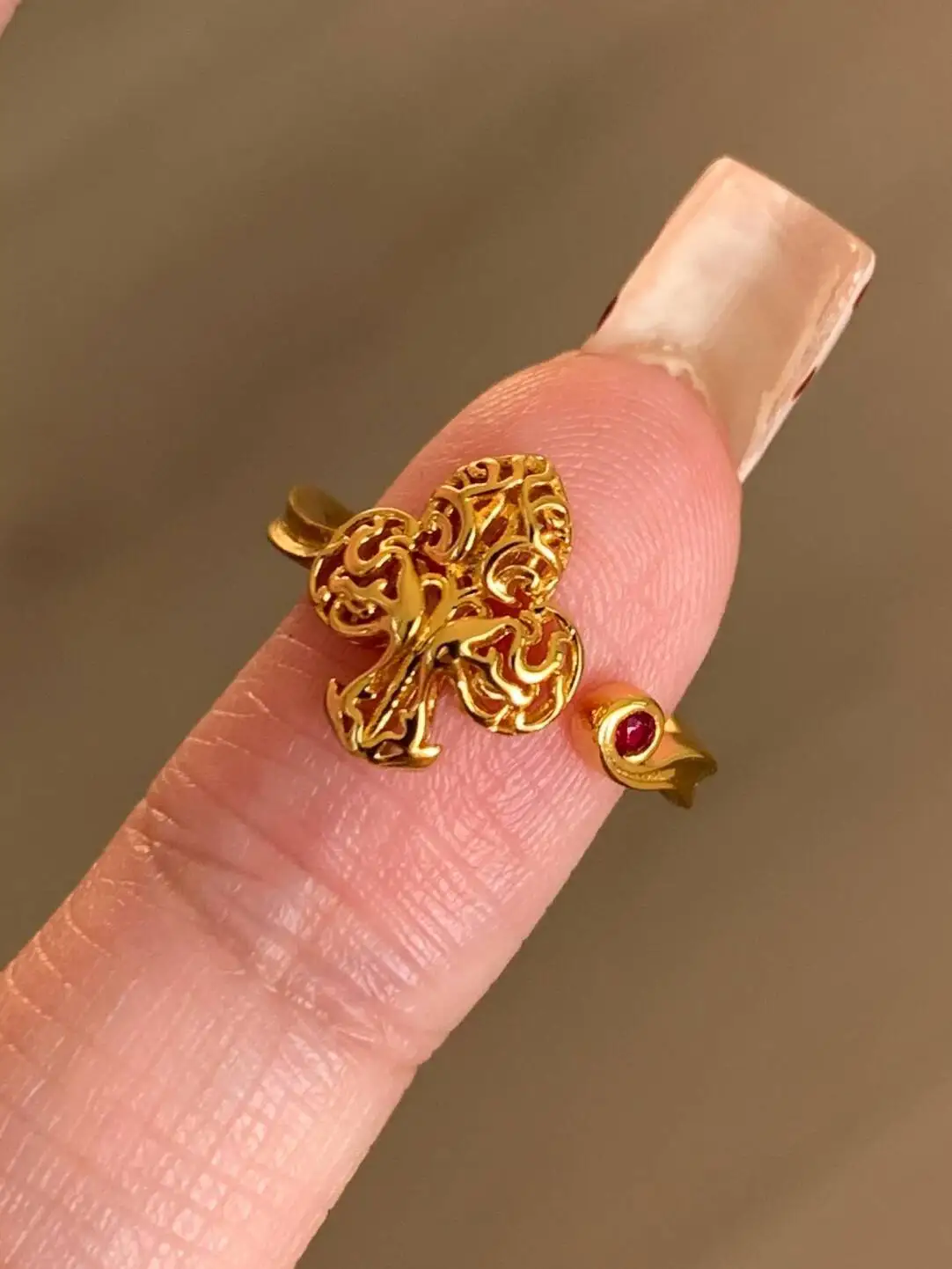 

Golden Floral Tail Ring Elegant Vintage Carved Iris Design Fashionable Accessory for Casual Wear Universal Styling