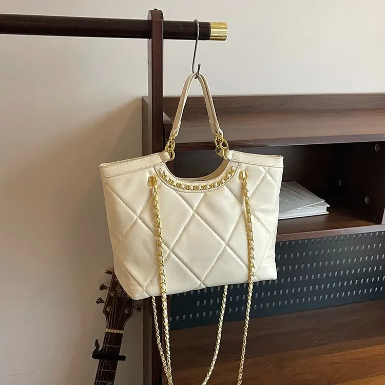 

Стильная сумка-мессенджер с цепочкой, осень 2023 г. — женская большая сумка с регулируемым ремешком, текстурированный дизайн для работы и поездок на работу