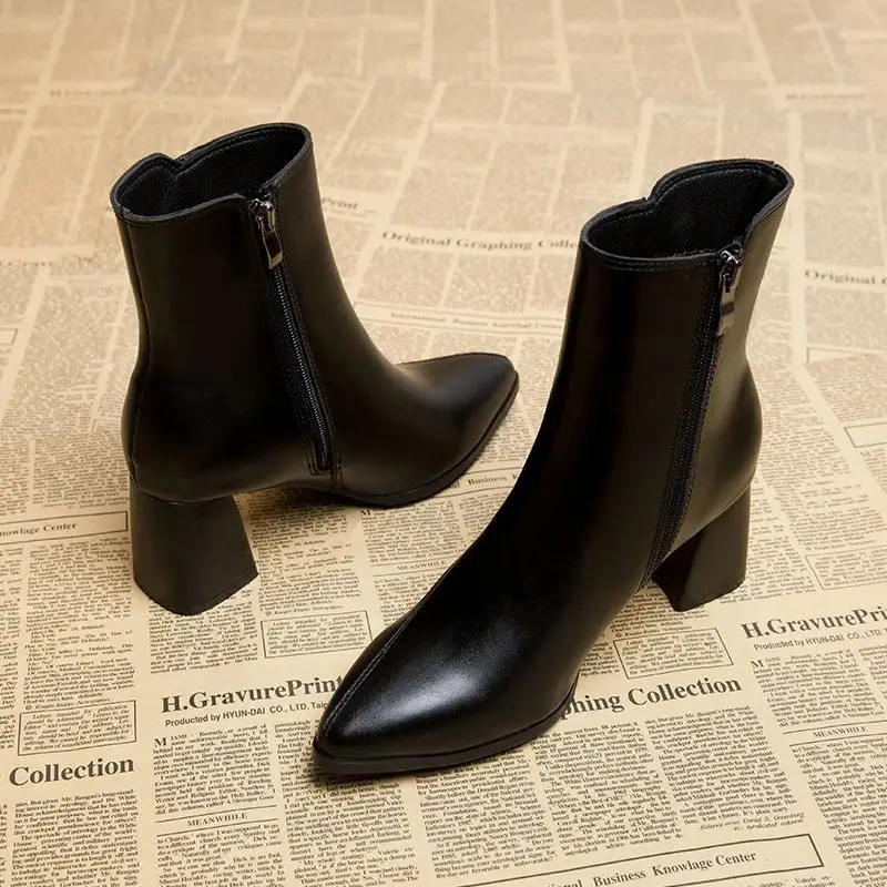 

2023 Autumn New British Style Thin Women's Fashion Boots Short Tube Flat Heel Inner Heightening Pig Skin EVA Material
