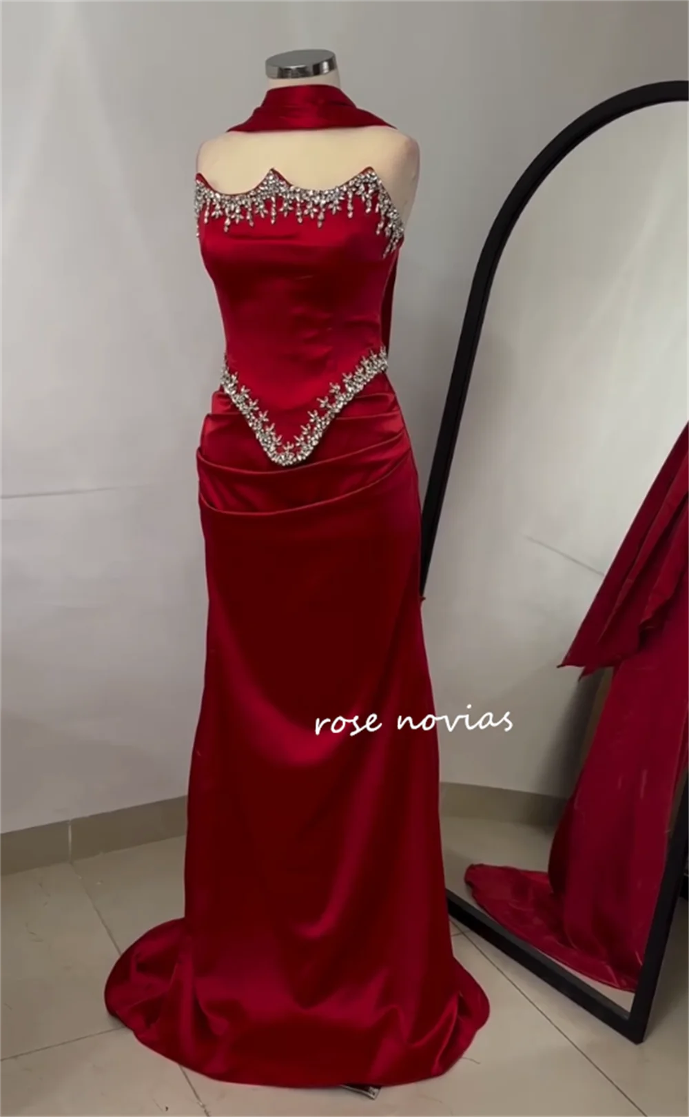 Gaun Mermaid Tanpa Tali dengan Lipit Rhinestone Charmeuse Khusus untuk Acara Bespoke Wanita Mewah Malam Elegan Pesta Pernikahan.