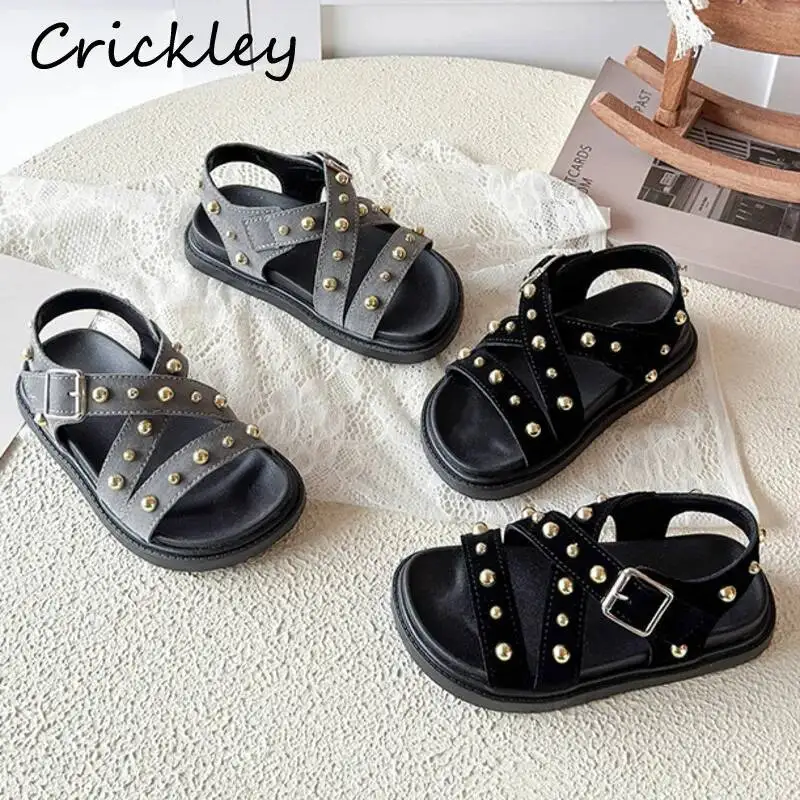 Sandalias de moda para niños con remaches y hebilla, de PU, para verano, estilo barefoot, antideslizantes, con gancho y lazo, para playa, para niños y niñas.
